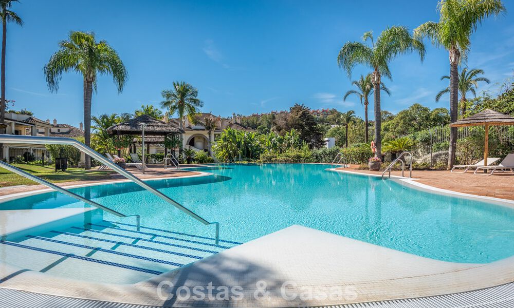 Ático dúplex de lujo con amplias terrazas en venta en el corazón del Valle del Golf de Nueva Andalucía, Marbella 807004