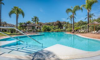 Ático dúplex de lujo con amplias terrazas en venta en el corazón del Valle del Golf de Nueva Andalucía, Marbella 807004 