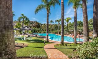 Ático dúplex de lujo con amplias terrazas en venta en el corazón del Valle del Golf de Nueva Andalucía, Marbella 807005 
