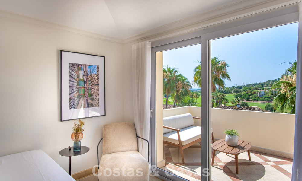 Ático dúplex de lujo con amplias terrazas en venta en el corazón del Valle del Golf de Nueva Andalucía, Marbella 807019