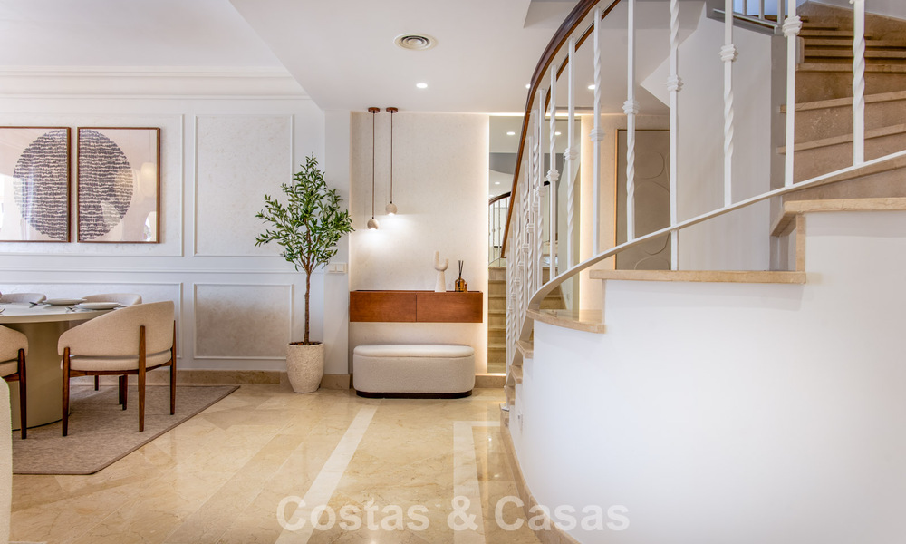 Ático dúplex de lujo con amplias terrazas en venta en el corazón del Valle del Golf de Nueva Andalucía, Marbella 807020