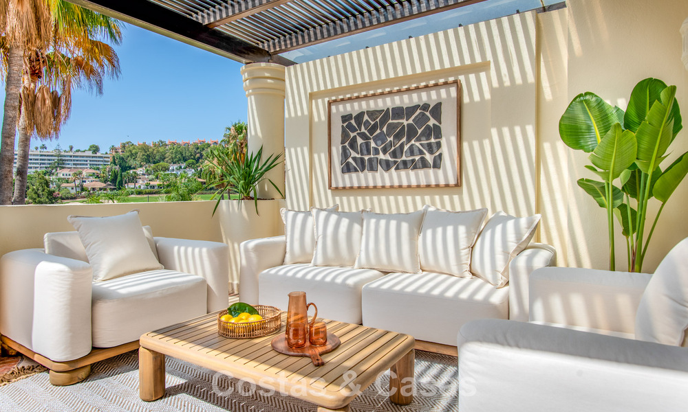 Ático dúplex de lujo con amplias terrazas en venta en el corazón del Valle del Golf de Nueva Andalucía, Marbella 807022