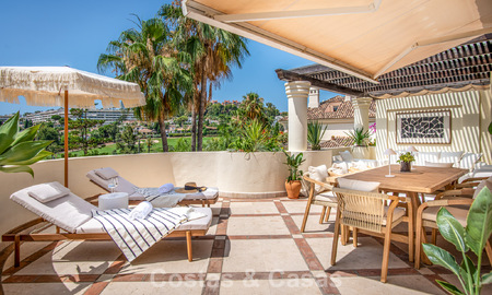 Ático dúplex de lujo con amplias terrazas en venta en el corazón del Valle del Golf de Nueva Andalucía, Marbella 807024