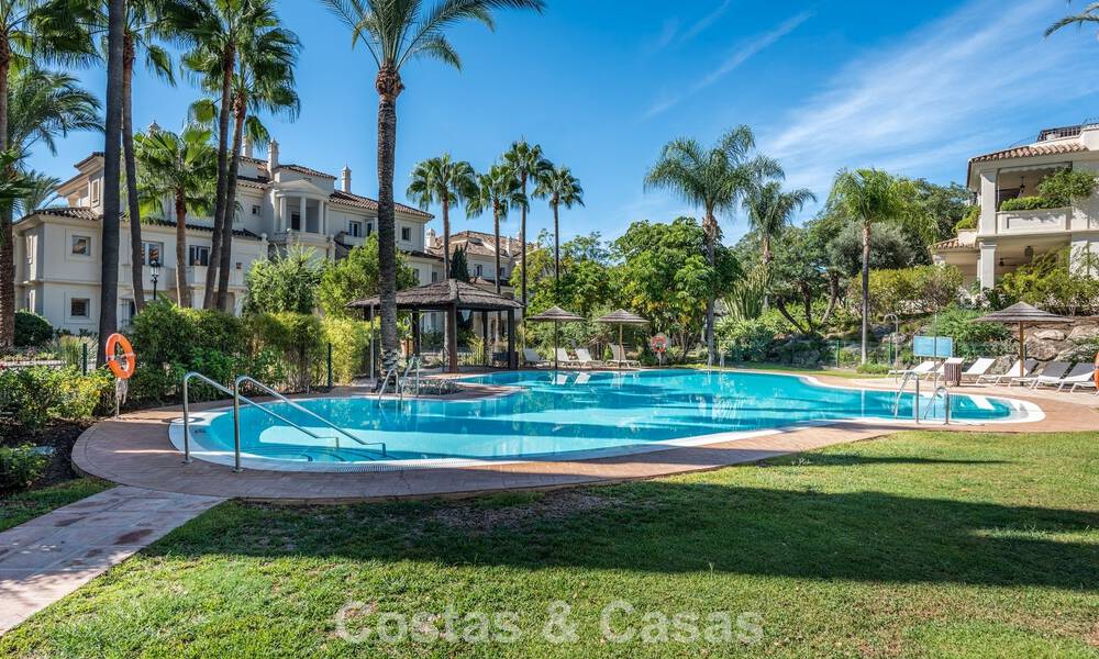 Ático dúplex de lujo con amplias terrazas en venta en el corazón del Valle del Golf de Nueva Andalucía, Marbella 807025