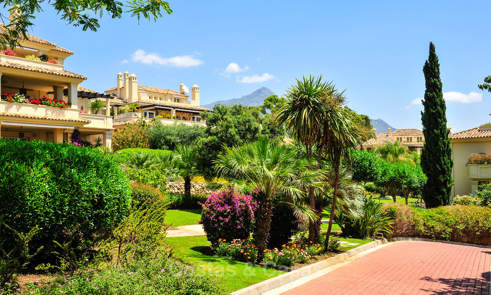 Ático dúplex de lujo con amplias terrazas en venta en el corazón del Valle del Golf de Nueva Andalucía, Marbella 807438