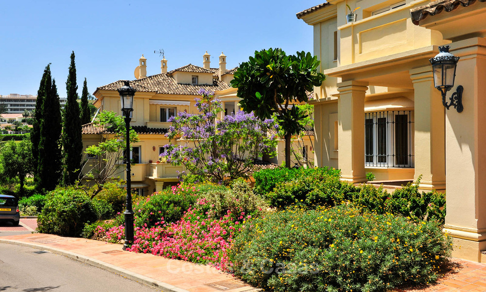 Ático dúplex de lujo con amplias terrazas en venta en el corazón del Valle del Golf de Nueva Andalucía, Marbella 807442