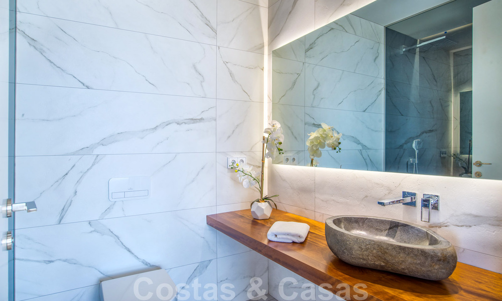 Amplio apartamento con jardín de nueva construcción y piscina privada en venta en una urbanización cerrada en Benahavís – Marbella 806711