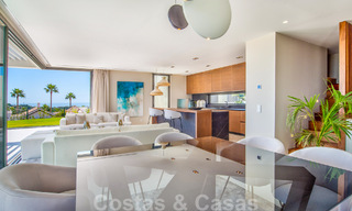 Amplio apartamento con jardín de nueva construcción y piscina privada en venta en una urbanización cerrada en Benahavís – Marbella 806720 