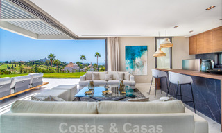Amplio apartamento con jardín de nueva construcción y piscina privada en venta en una urbanización cerrada en Benahavís – Marbella 806721 
