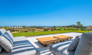 Amplio apartamento con jardín de nueva construcción y piscina privada en venta en una urbanización cerrada en Benahavís – Marbella 806727 
