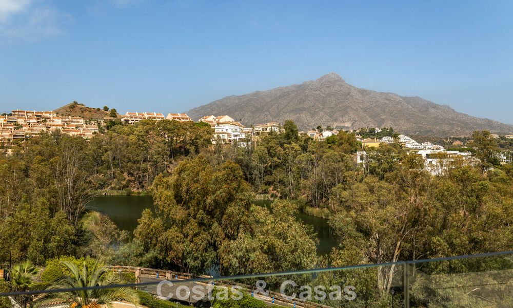 Elegante apartamento reformado con vistas panorámicas en venta en Nueva Andalucía, Marbella 807093