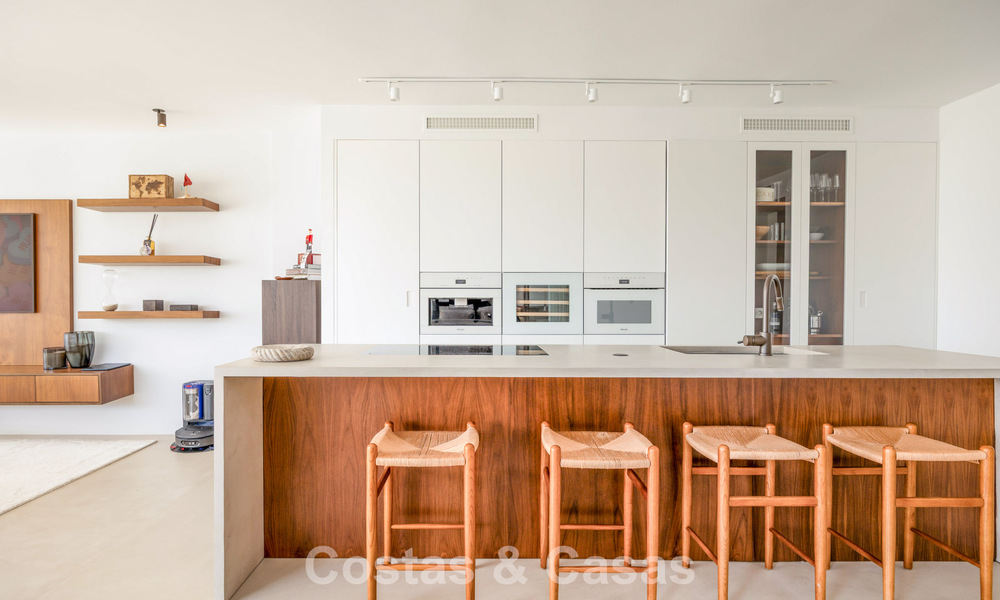 Elegante apartamento reformado con vistas panorámicas en venta en Nueva Andalucía, Marbella 807094