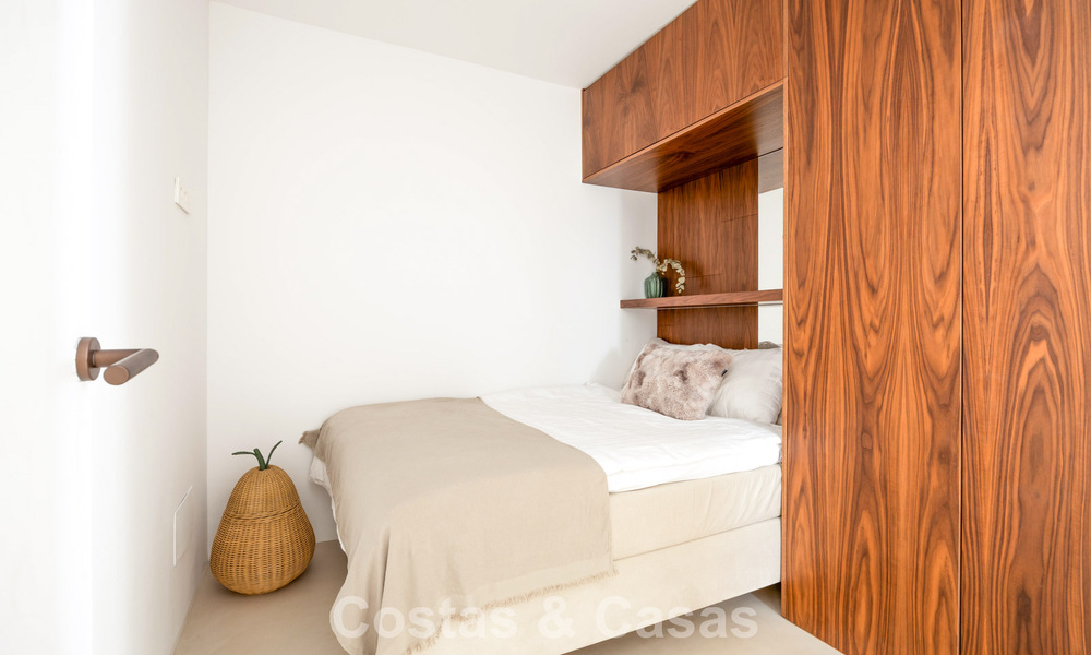 Elegante apartamento reformado con vistas panorámicas en venta en Nueva Andalucía, Marbella 807096