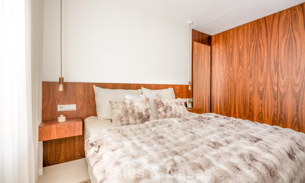 Elegante apartamento reformado con vistas panorámicas en venta en Nueva Andalucía, Marbella 807097