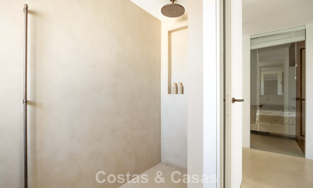 Elegante apartamento reformado con vistas panorámicas en venta en Nueva Andalucía, Marbella 807098