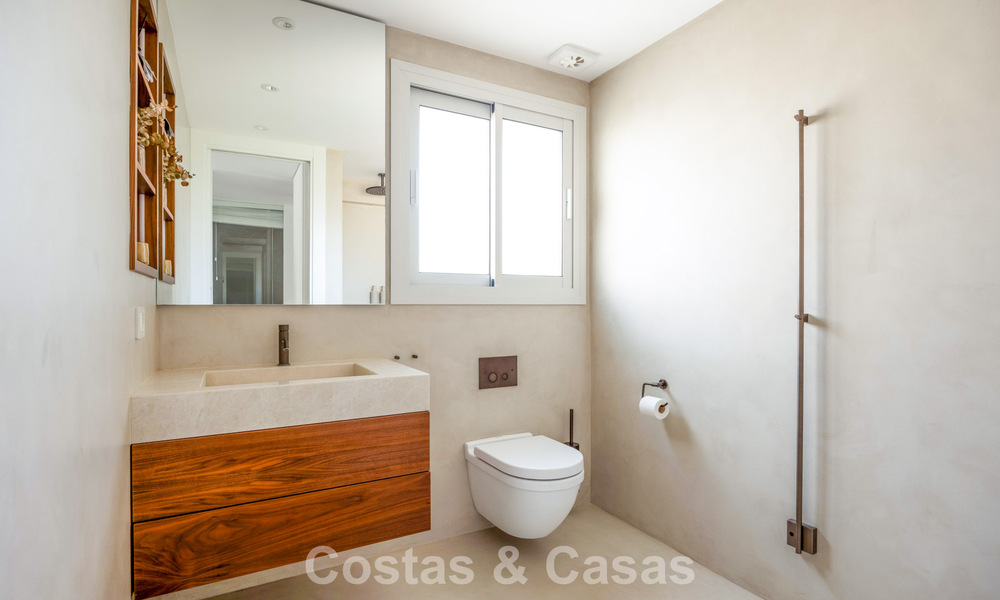 Elegante apartamento reformado con vistas panorámicas en venta en Nueva Andalucía, Marbella 807099