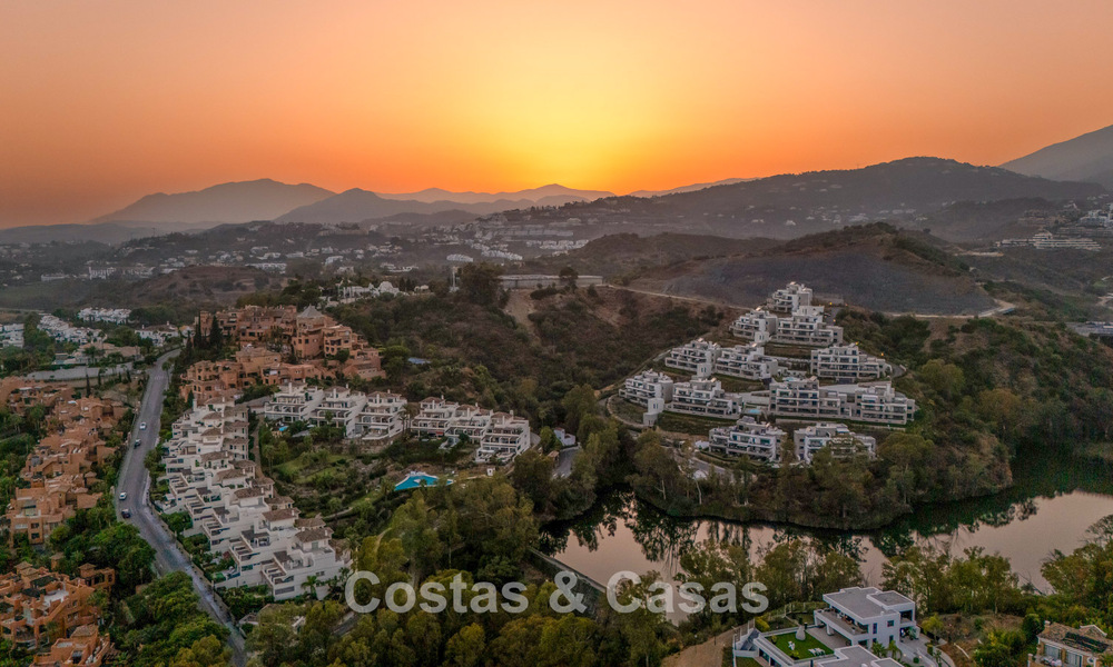 Elegante apartamento reformado con vistas panorámicas en venta en Nueva Andalucía, Marbella 807104