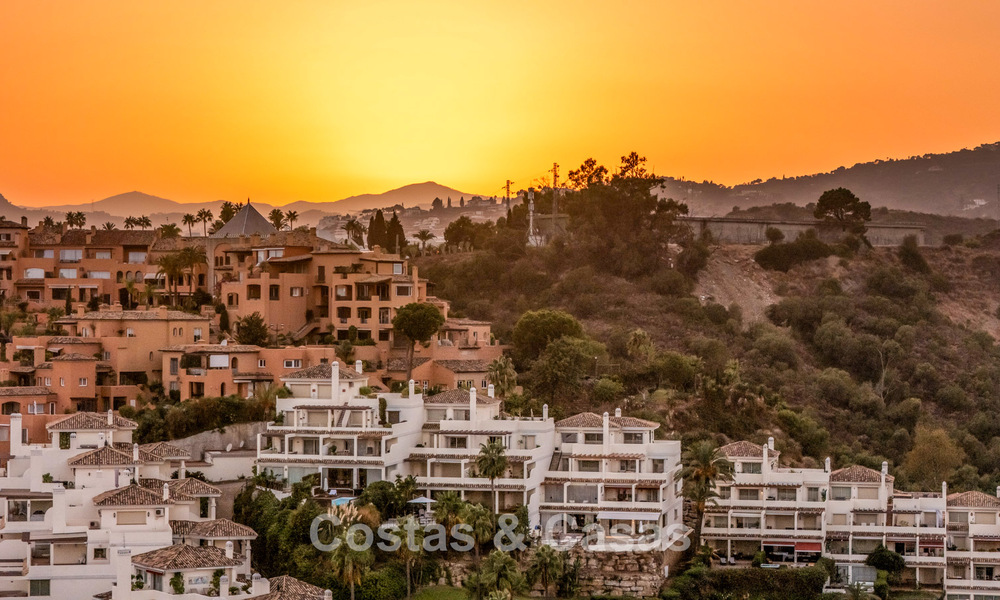 Elegante apartamento reformado con vistas panorámicas en venta en Nueva Andalucía, Marbella 807109