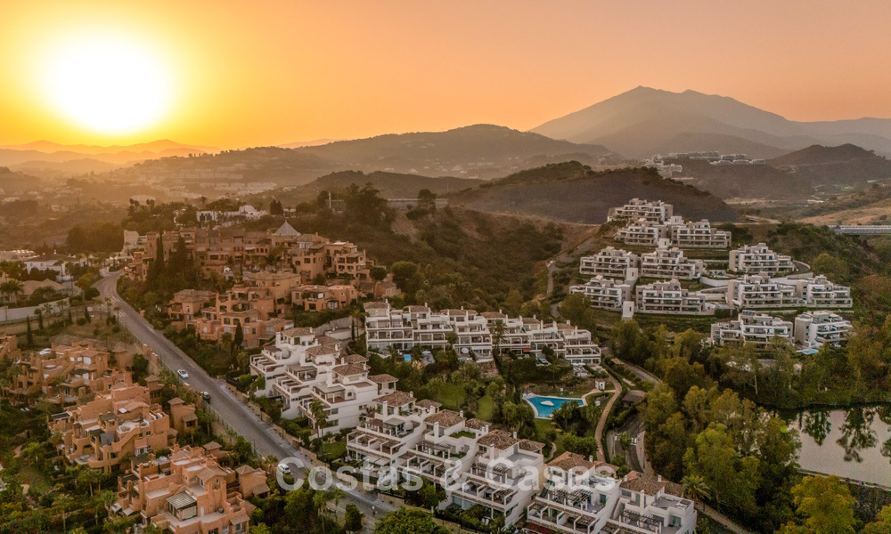 Elegante apartamento reformado con vistas panorámicas en venta en Nueva Andalucía, Marbella 807111