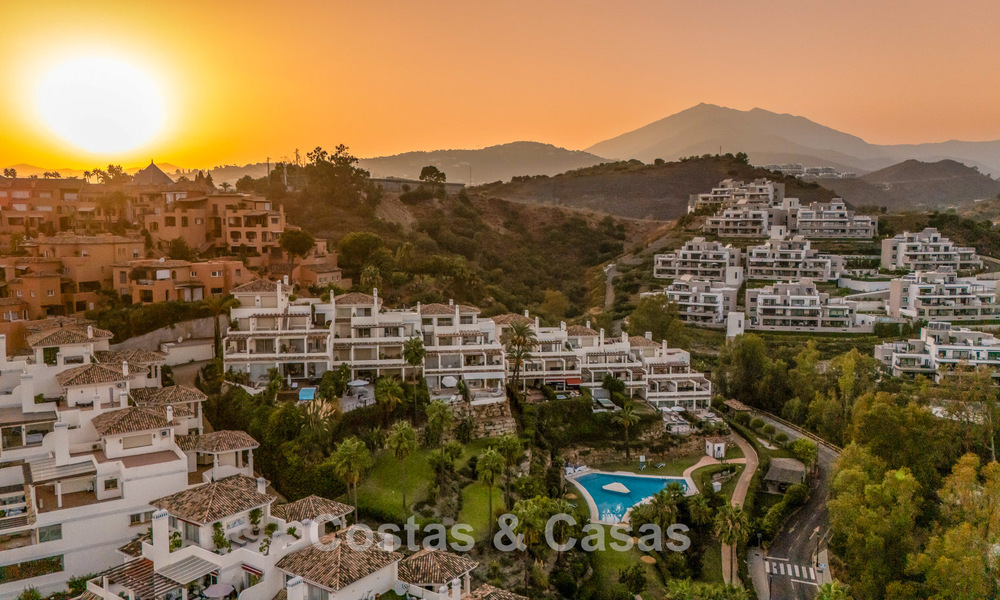 Elegante apartamento reformado con vistas panorámicas en venta en Nueva Andalucía, Marbella 807112