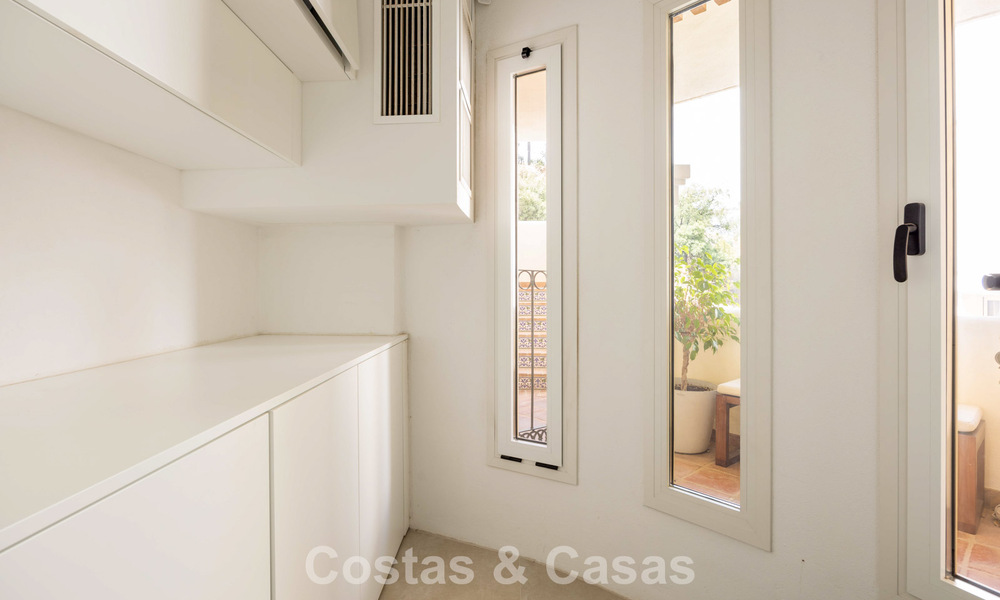 Elegante apartamento reformado con vistas panorámicas en venta en Nueva Andalucía, Marbella 807116