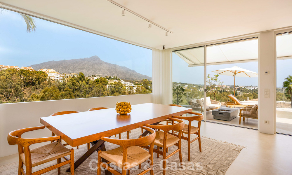 Elegante apartamento reformado con vistas panorámicas en venta en Nueva Andalucía, Marbella 807119