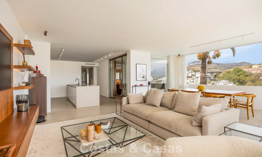 Elegante apartamento reformado con vistas panorámicas en venta en Nueva Andalucía, Marbella 807122