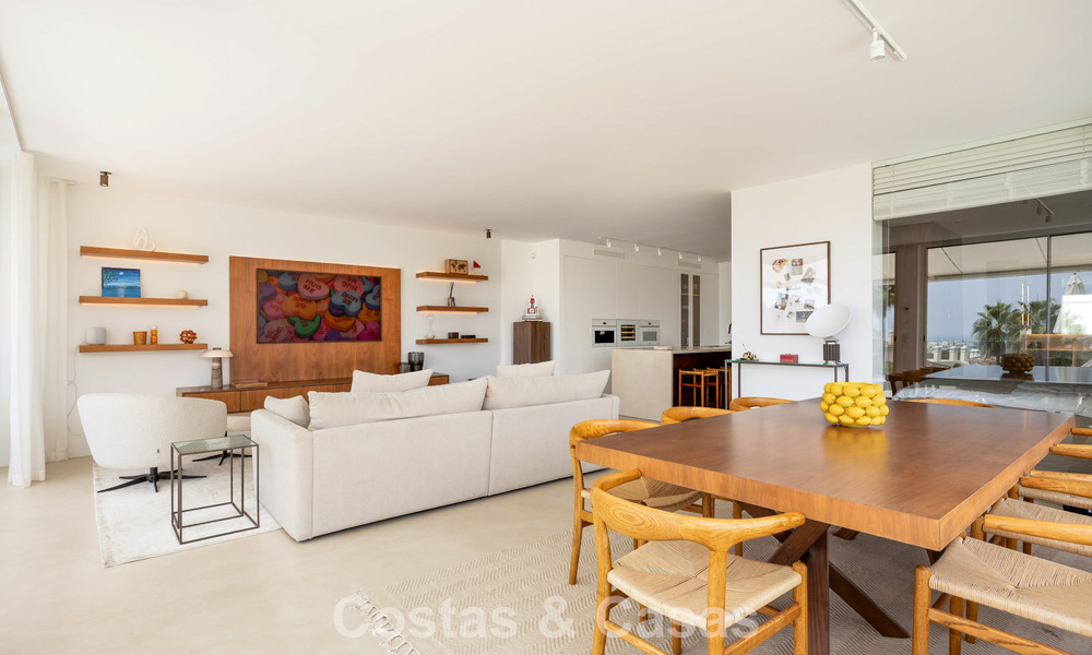 Elegante apartamento reformado con vistas panorámicas en venta en Nueva Andalucía, Marbella 807123