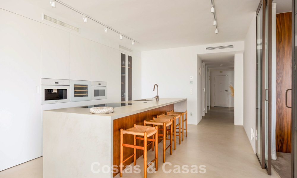 Elegante apartamento reformado con vistas panorámicas en venta en Nueva Andalucía, Marbella 807124