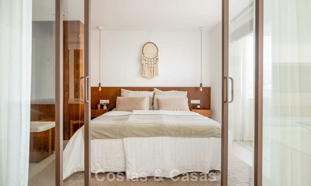 Elegante apartamento reformado con vistas panorámicas en venta en Nueva Andalucía, Marbella 807125