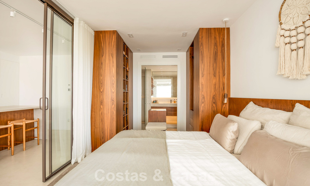 Elegante apartamento reformado con vistas panorámicas en venta en Nueva Andalucía, Marbella 807126