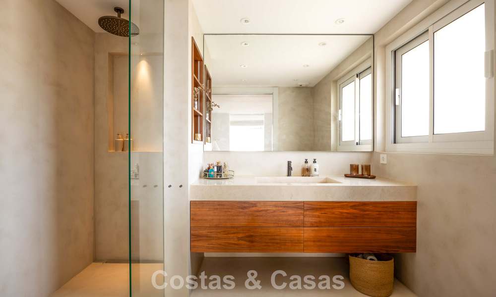 Elegante apartamento reformado con vistas panorámicas en venta en Nueva Andalucía, Marbella 807128