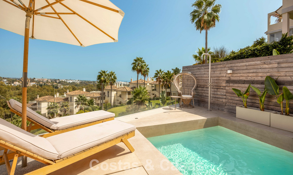 Elegante apartamento reformado con vistas panorámicas en venta en Nueva Andalucía, Marbella 807130