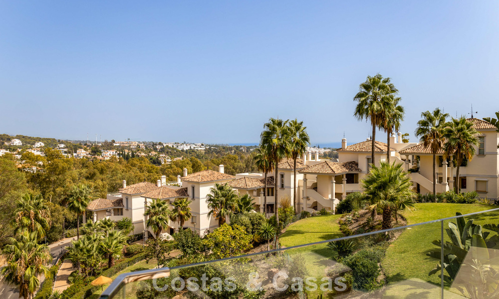 Elegante apartamento reformado con vistas panorámicas en venta en Nueva Andalucía, Marbella 807132