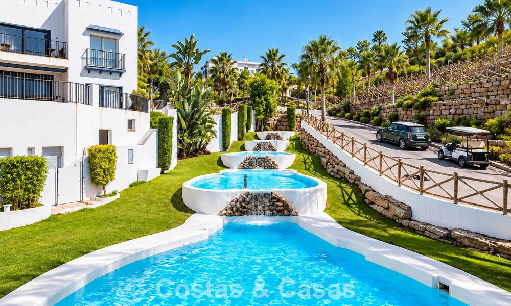Ático dúplex contemporáneo en venta en un complejo de estilo mediterráneo tipo resorten El Paraiso, Marbella - Benahavís 807302