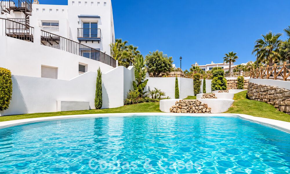 Ático dúplex contemporáneo en venta en un complejo de estilo mediterráneo tipo resorten El Paraiso, Marbella - Benahavís 807305