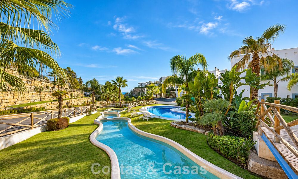 Ático dúplex contemporáneo en venta en un complejo de estilo mediterráneo tipo resorten El Paraiso, Marbella - Benahavís 807306