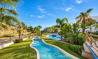 Ático dúplex contemporáneo en venta en un complejo de estilo mediterráneo tipo resorten El Paraiso, Marbella - Benahavís 807306 