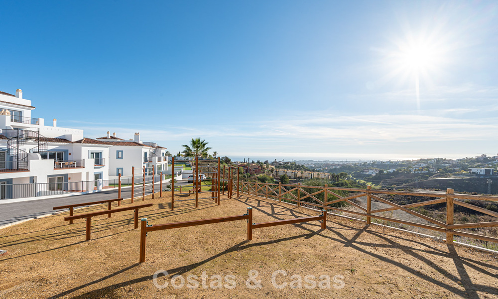 Ático dúplex contemporáneo en venta en un complejo de estilo mediterráneo tipo resorten El Paraiso, Marbella - Benahavís 807308