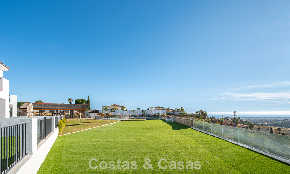 Ático dúplex contemporáneo en venta en un complejo de estilo mediterráneo tipo resorten El Paraiso, Marbella - Benahavís 807309