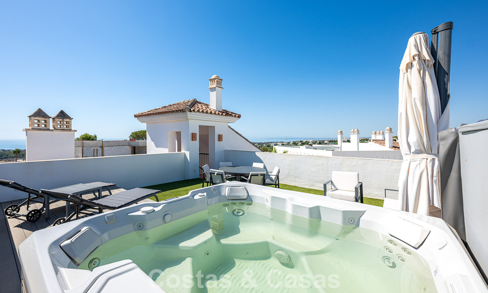 Ático dúplex contemporáneo en venta en un complejo de estilo mediterráneo tipo resorten El Paraiso, Marbella - Benahavís 807320