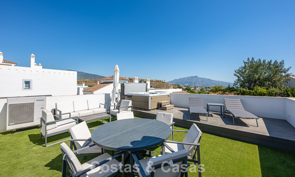 Ático dúplex contemporáneo en venta en un complejo de estilo mediterráneo tipo resorten El Paraiso, Marbella - Benahavís 807323