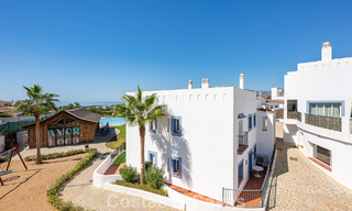 Ático dúplex contemporáneo en venta en un complejo de estilo mediterráneo tipo resorten El Paraiso, Marbella - Benahavís 807325 