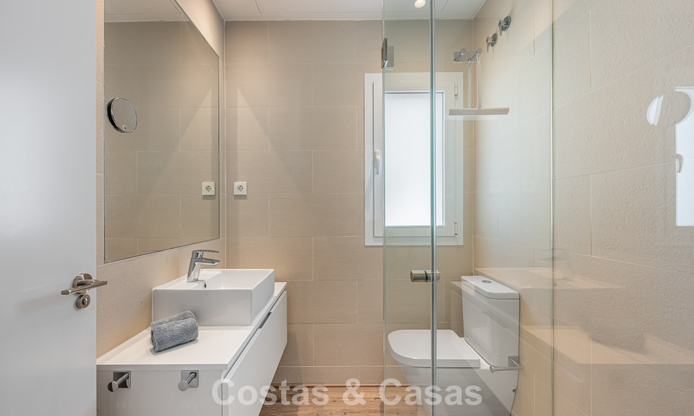 Ático dúplex contemporáneo en venta en un complejo de estilo mediterráneo tipo resorten El Paraiso, Marbella - Benahavís 807326