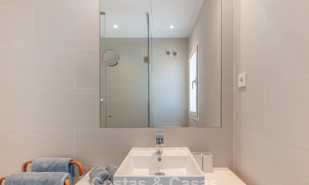 Ático dúplex contemporáneo en venta en un complejo de estilo mediterráneo tipo resorten El Paraiso, Marbella - Benahavís 807327