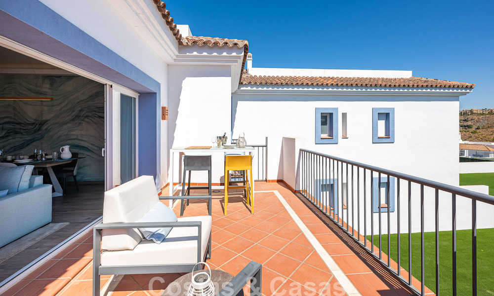 Ático dúplex contemporáneo en venta en un complejo de estilo mediterráneo tipo resorten El Paraiso, Marbella - Benahavís 807343