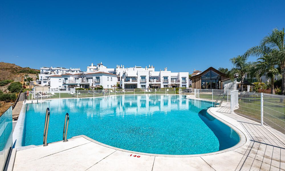 Ático dúplex contemporáneo en venta en un complejo de estilo mediterráneo tipo resorten El Paraiso, Marbella - Benahavís 807366