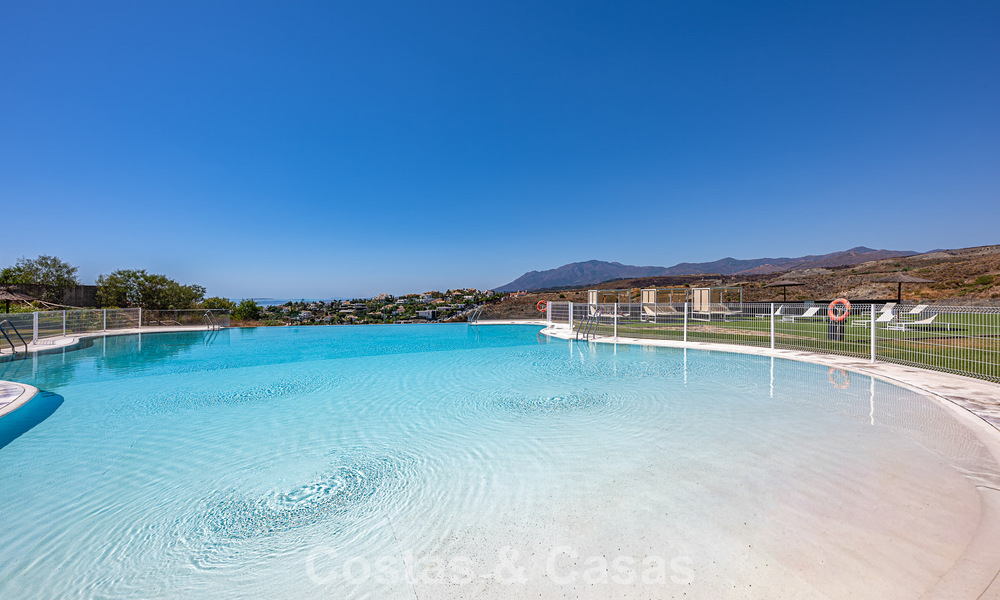 Ático dúplex contemporáneo en venta en un complejo de estilo mediterráneo tipo resorten El Paraiso, Marbella - Benahavís 807367