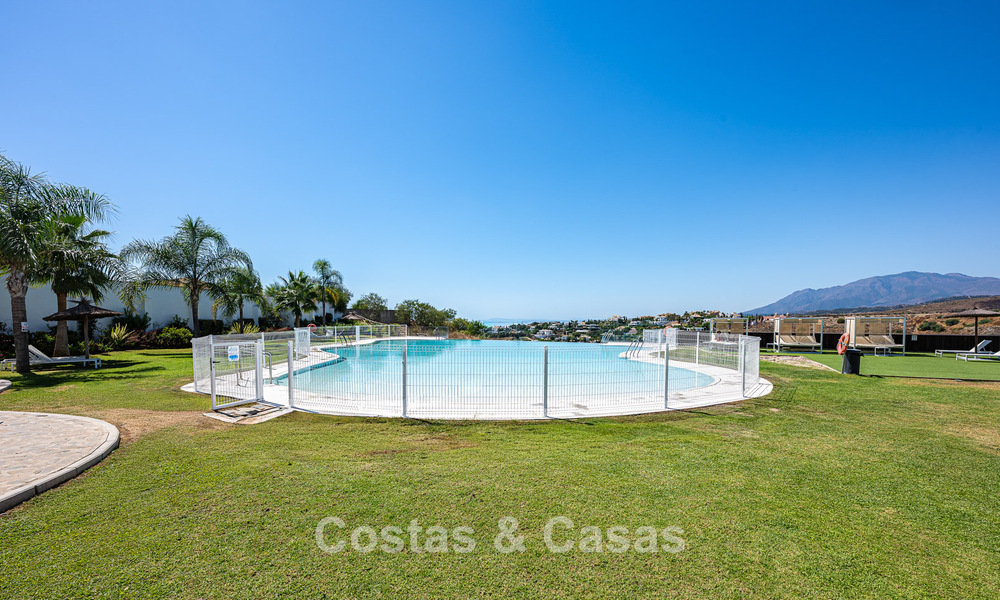 Ático dúplex contemporáneo en venta en un complejo de estilo mediterráneo tipo resorten El Paraiso, Marbella - Benahavís 807368
