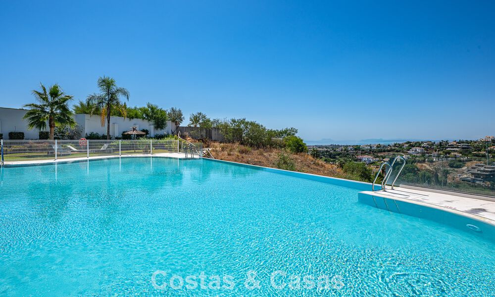 Ático dúplex contemporáneo en venta en un complejo de estilo mediterráneo tipo resorten El Paraiso, Marbella - Benahavís 807370
